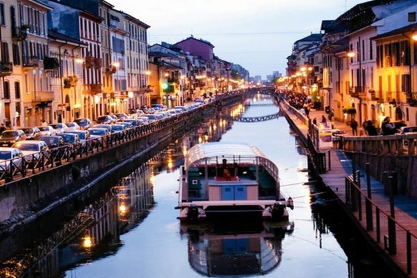 * 836 - Tour in battello dei Navigli (Darsena e Navigli milanesi).